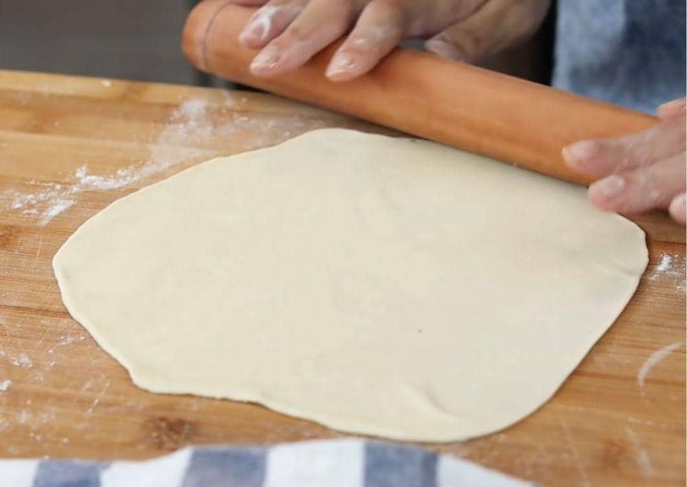 ilustrasi memipihkan adonan (youtube.com/Devina Hermawan)