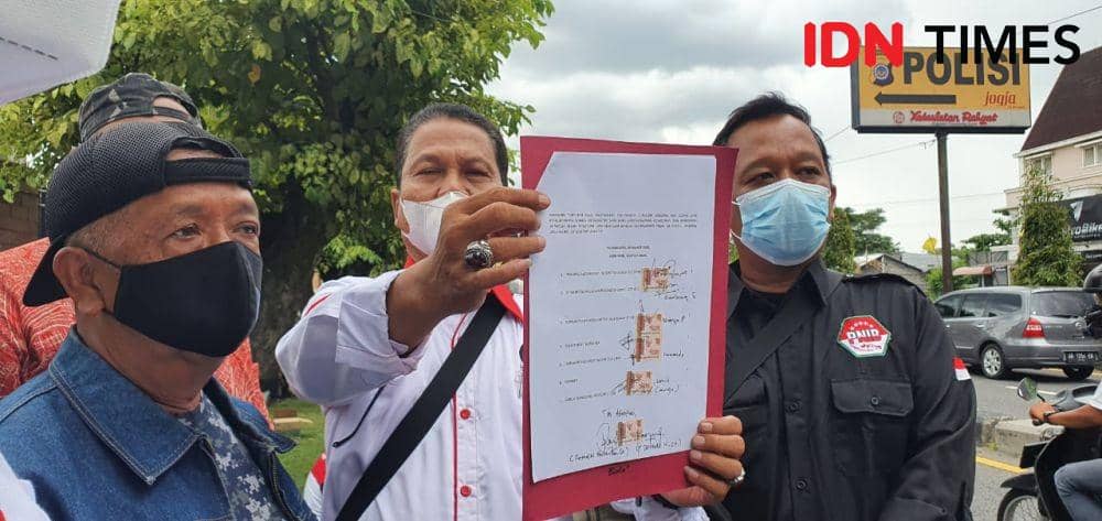 Aliansi Masyarakat Yogyakarta mengadukan Roy Suryo ke Polda DIY, Rabu (2/3/2022). IDN Times/ Tunggu Damarjati