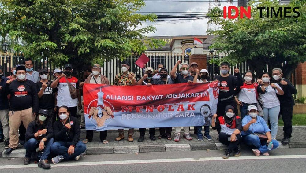 Dilaporkan ke Polisi, Roy Suryo Pilih Tersenyum