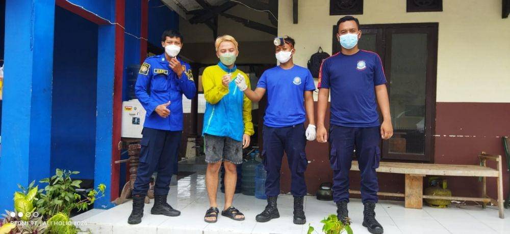 Petugas setelah berhasil melepas cincin yang dipasang di kelamin. IDN Times/ dok Damkar Blitar