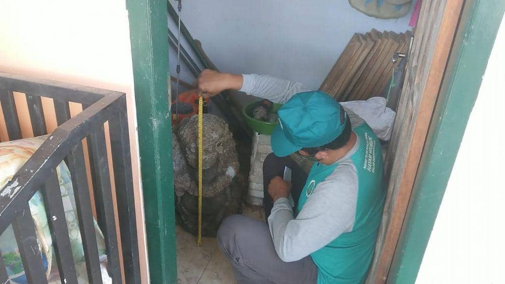 Petugas mengukur temuan Arca Dwarapala. IDN Times/ Bramanta Pamungkas