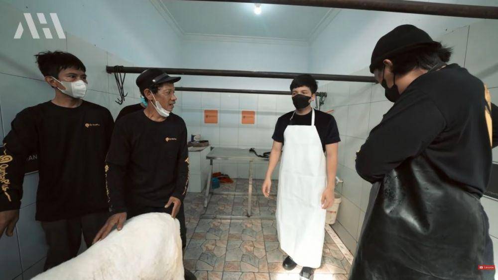 Atta Halilintar potong kambing 222kg (YouTube.com/AH)
