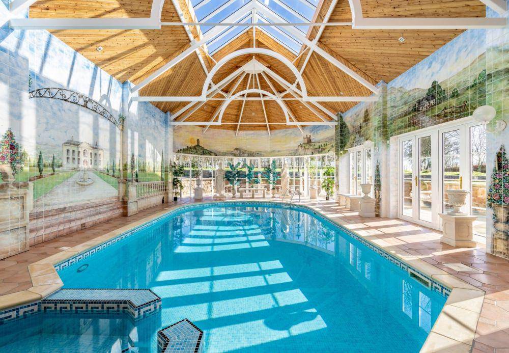 ilustrasi kolam renang indoor (christiesrealestate.com)
