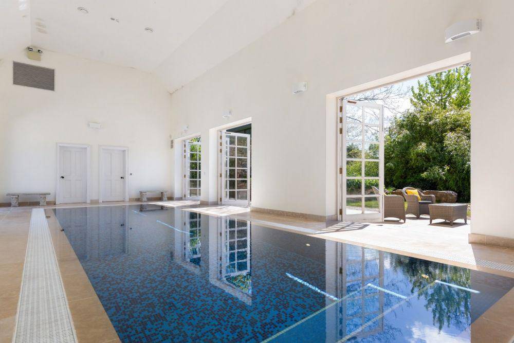 ilustrasi kolam renang indoor (christiesrealestate.com)