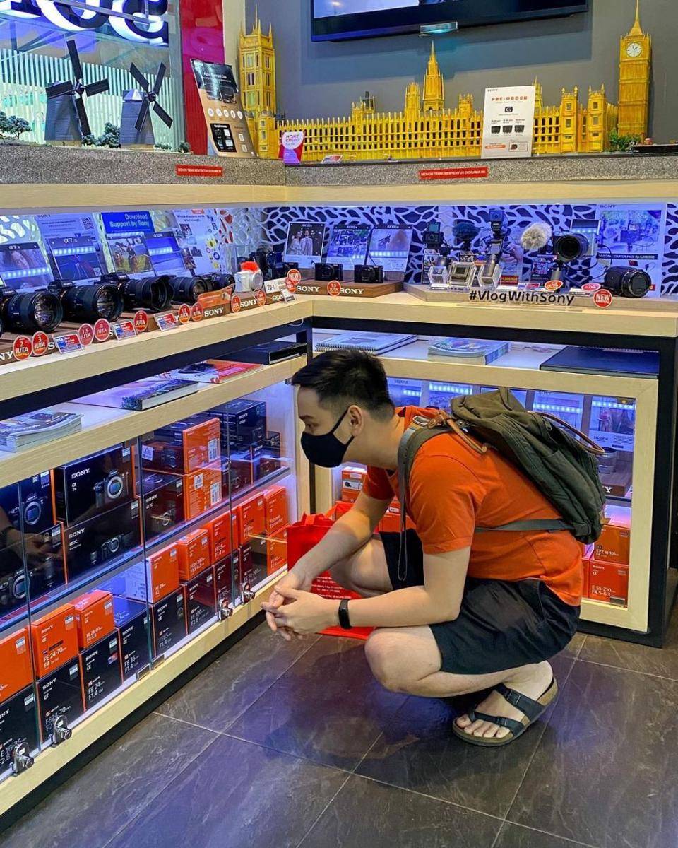 ilustrasi pria memakai tas ransel (instagram.com/gadgetins)
