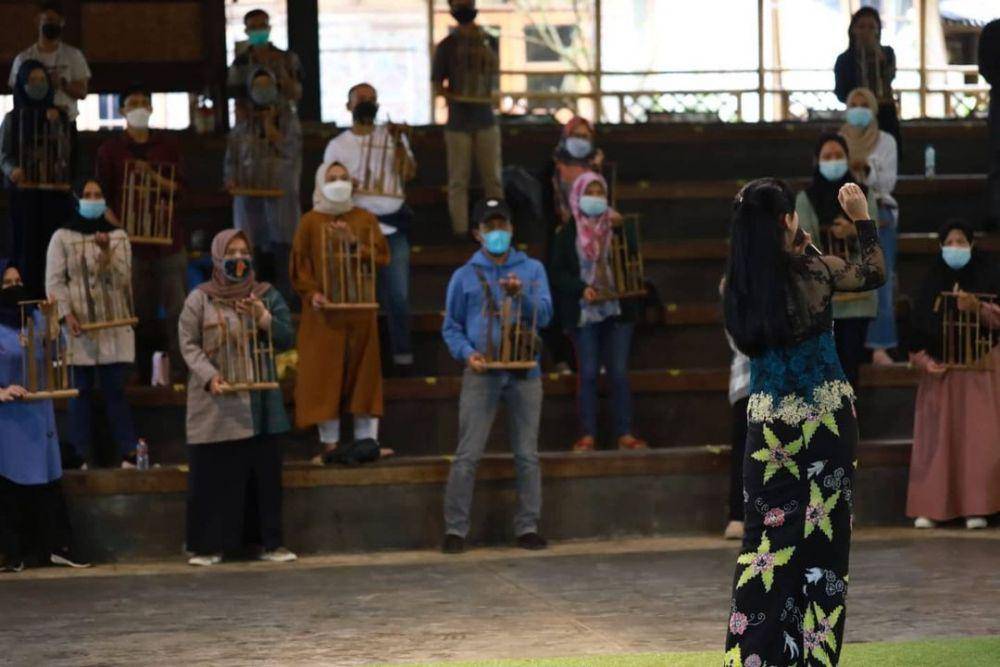 Pengunjung bermain angklung di Saung Udjo. (instagram.com/ angklungudjo)