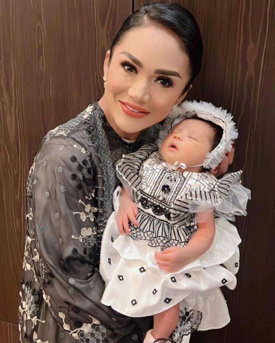 Potret keluarga Aurel dan Atta di Akikah Ameena (instagram.com/kridayantilemos)