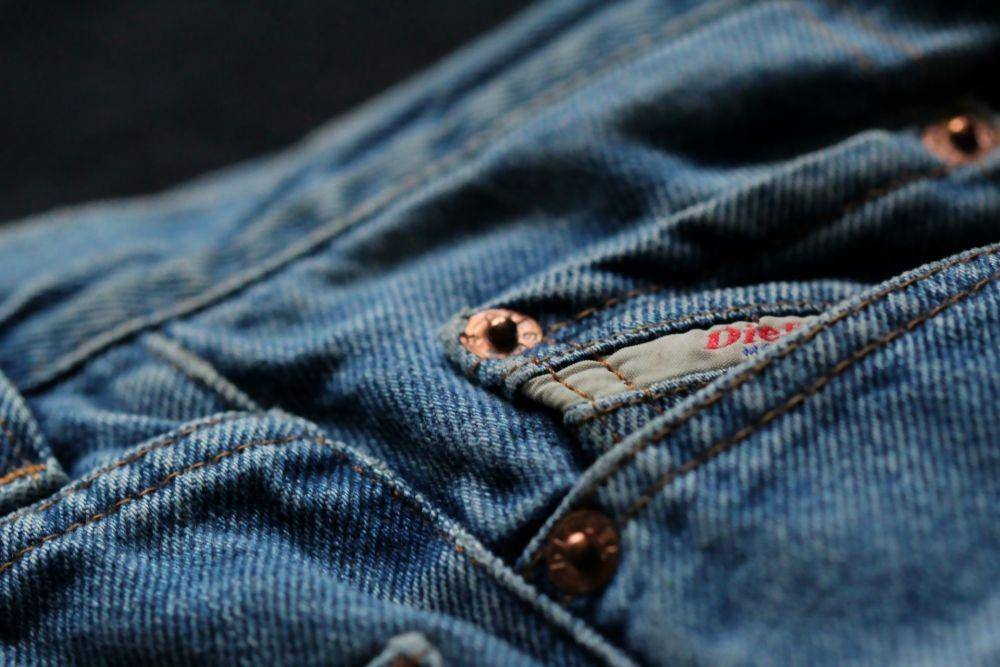Ilustrasi detail celana jeans (unsplash.com/Anne Nygård)