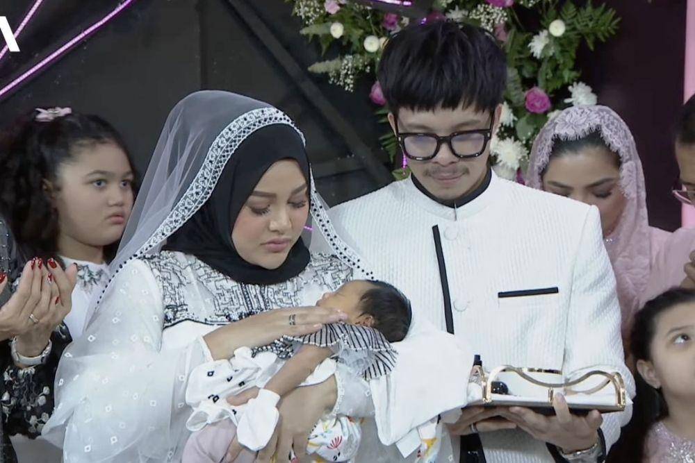 momen akikah Ameena, putri Aurel dan Atta (YouTube.com/AH)