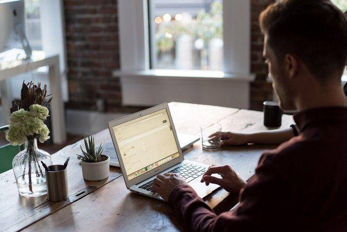 Millennial sedang menulis (Unsplash/Bench Accounting)