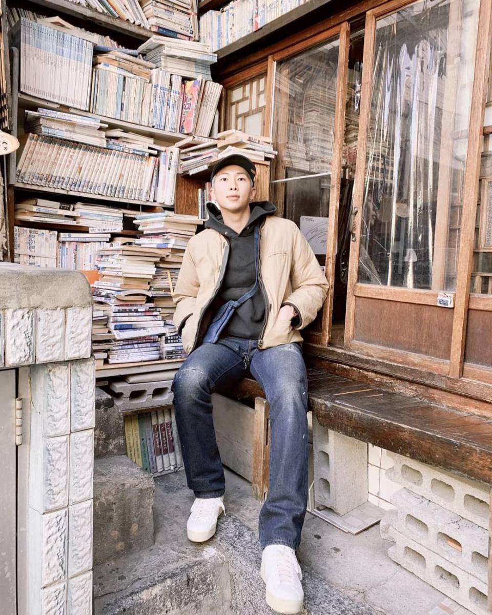 referensi outift street style ala RM BTS (Instagram.com/bighit_ent)