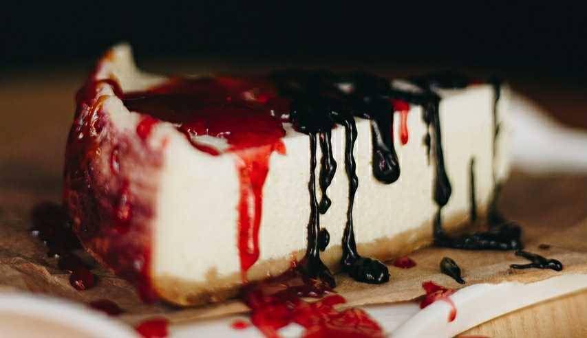 ilustrasi cheesecake flamin hot (unsplash/Anna Bratiychuk)