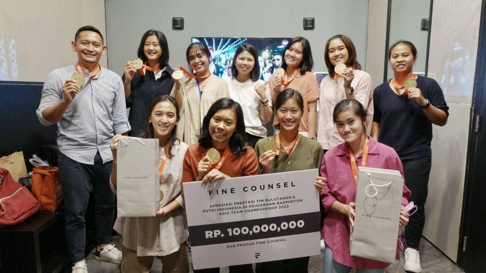 Greysia Polii bagi-bagi bonus untuk juniornya yang menjuarai Kejuaraan Beregu Asia (BATC) 2022 (Dok.Istimewea)