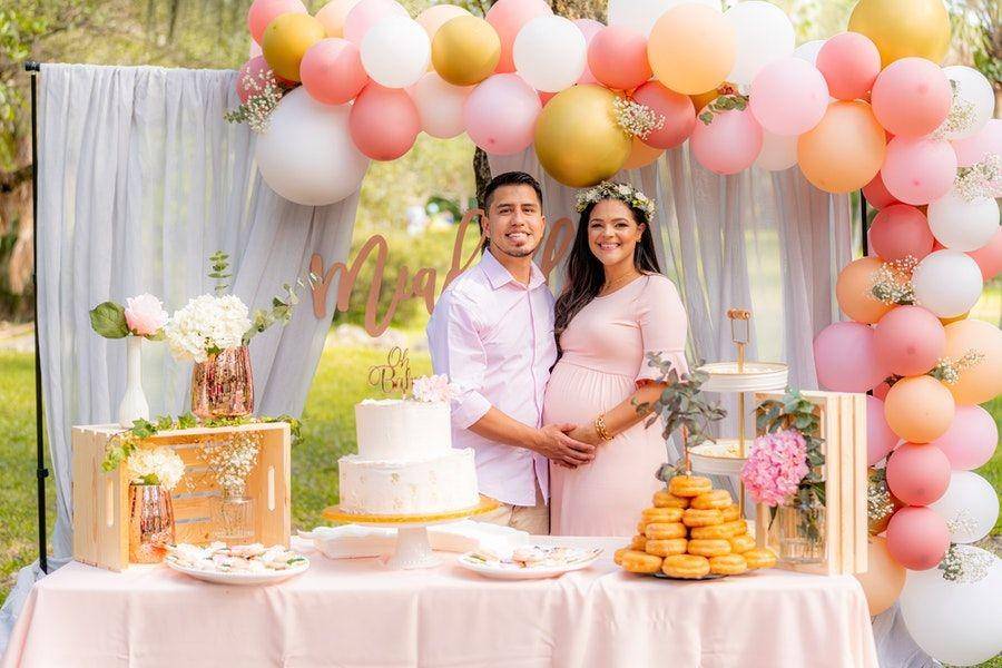 Ilustrasi pasangan merayakan baby shower (pexels.com/Paola Vasquez)