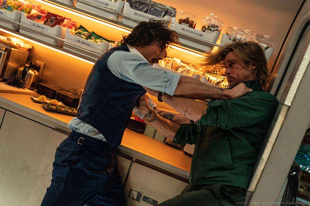 Brad Pitt dan Aaron Taylor-Johnson dalam trailer Bullet Train (ew.com)