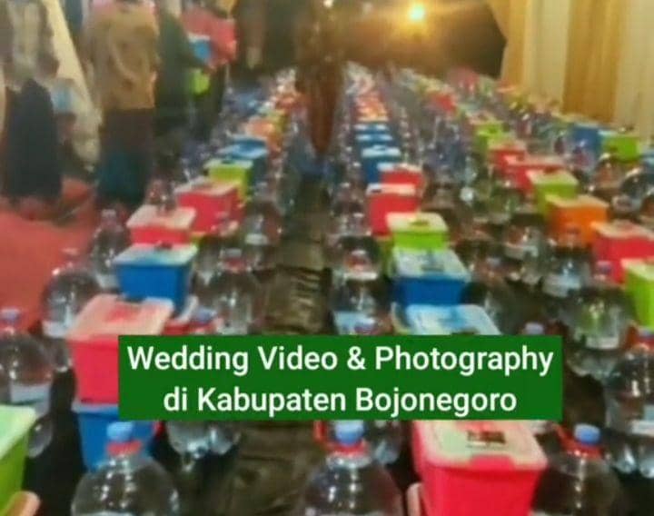 Hajatan Sultan! Tamu Undangan Dapat Galon dan Container Box