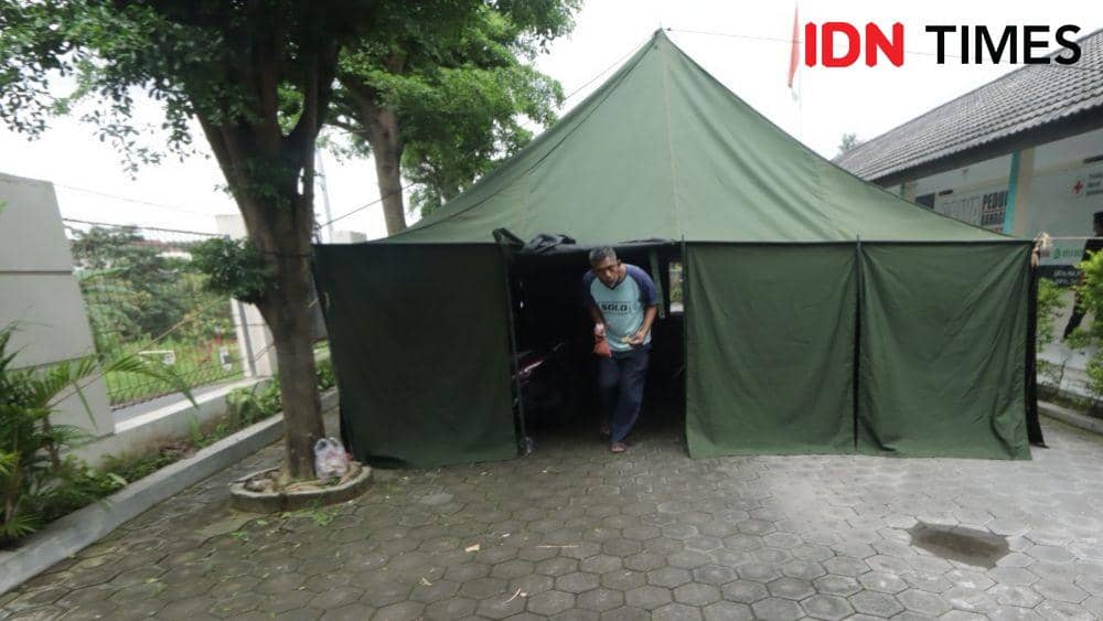 Tenda darurat yang terpasang di Griya PMI Solo. (IDN Times/Larasati Rey)