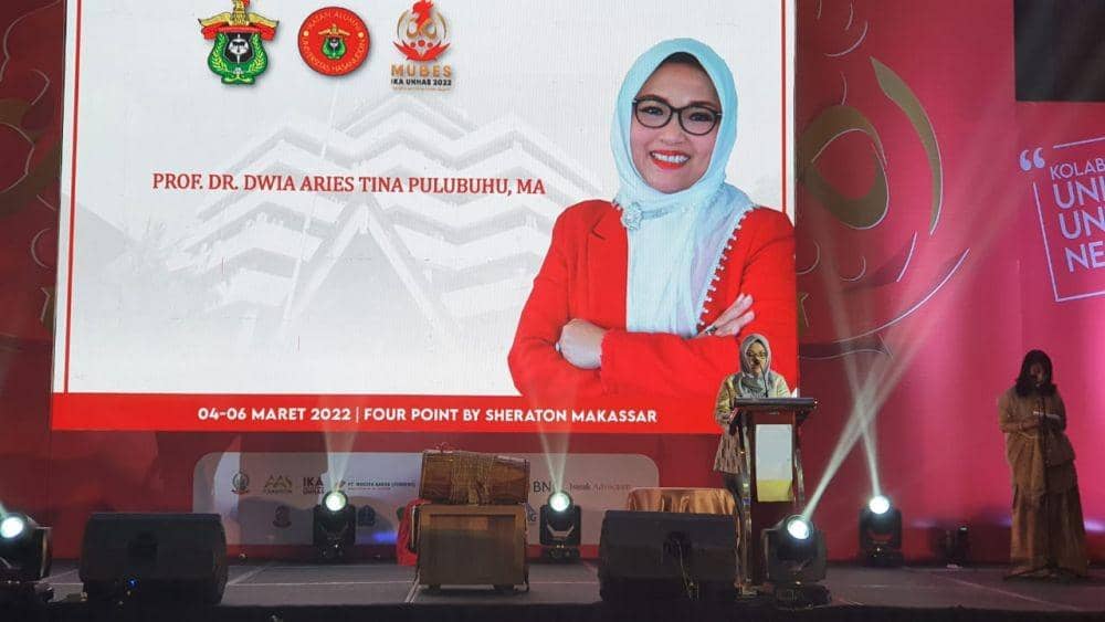 Rektor Universitas Hasanuddin Dwia Aries Tina Pulubuhu saat memberi kata sambutan dalam pembukaan Musyawarah Besar Ikatan Alumni Universitas Hasanuddin, Jumat 4 Maret 2022. (Dok. Direktorat Komunikasi Universitas Hasanuddin)