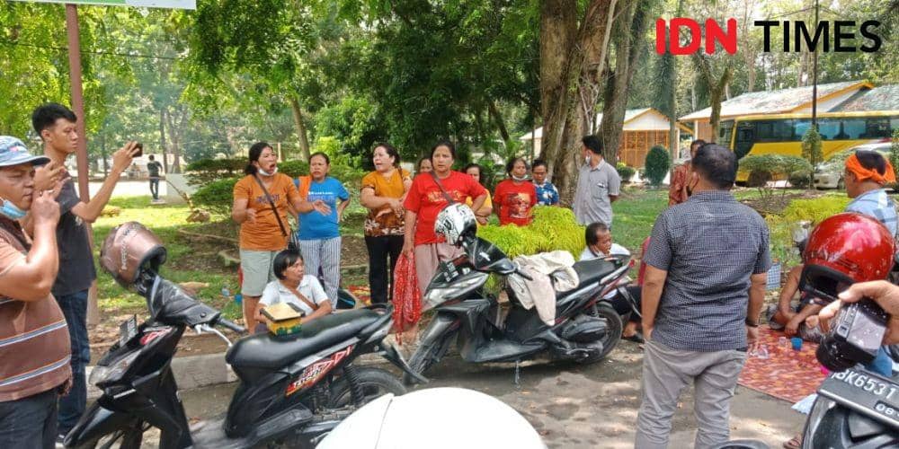 Warga yang menggelar aksi Long March, dari kantor Bupati Langkat ke Medan (IDN Times/ Bambang Suhandoko)