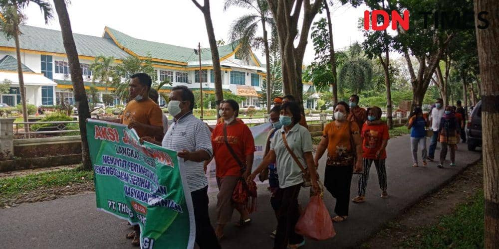Warga Korban Bendungan PLTM Jalan Kaki dari Langkat ke Medan