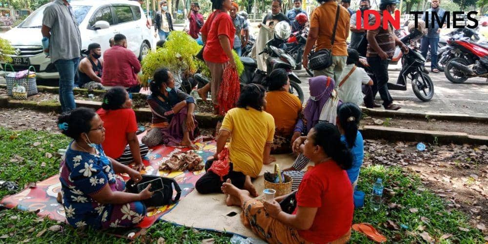 Warga yang menggelar aksi Long March, dari kantor Bupati Langkat ke Medan (IDN Times/ Bambang Suhandoko)