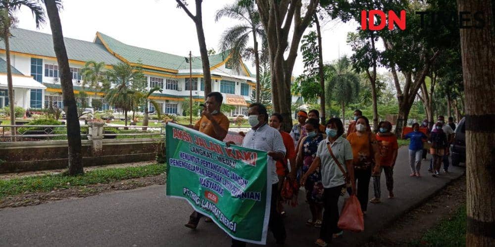 Warga yang menggelar aksi Long March, dari kantor Bupati Langkat ke Medan (IDN Times/ Bambang Suhandoko)
