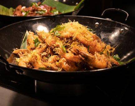 ilustrasi menumis mi bihun bersama udang (pexels.com/AMANDA LIM)