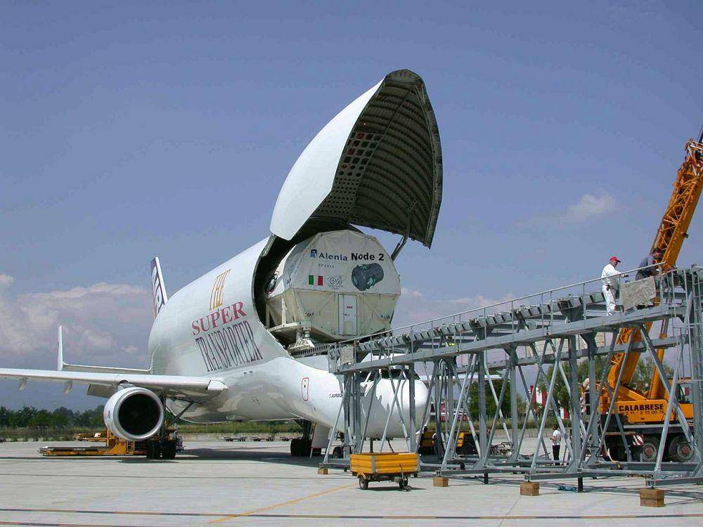 pesawat Airbus Beluga memuat kargo (commons.wikimedia.org/Julius503 )