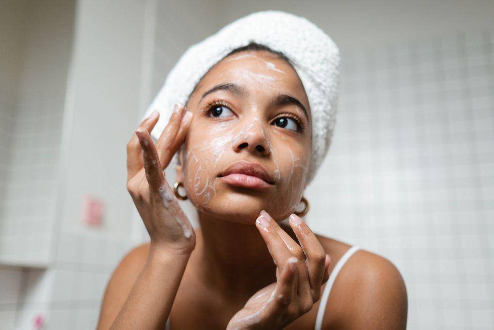 ilustrasi menggunakan facial wash (pexels.com/Ron Lach)