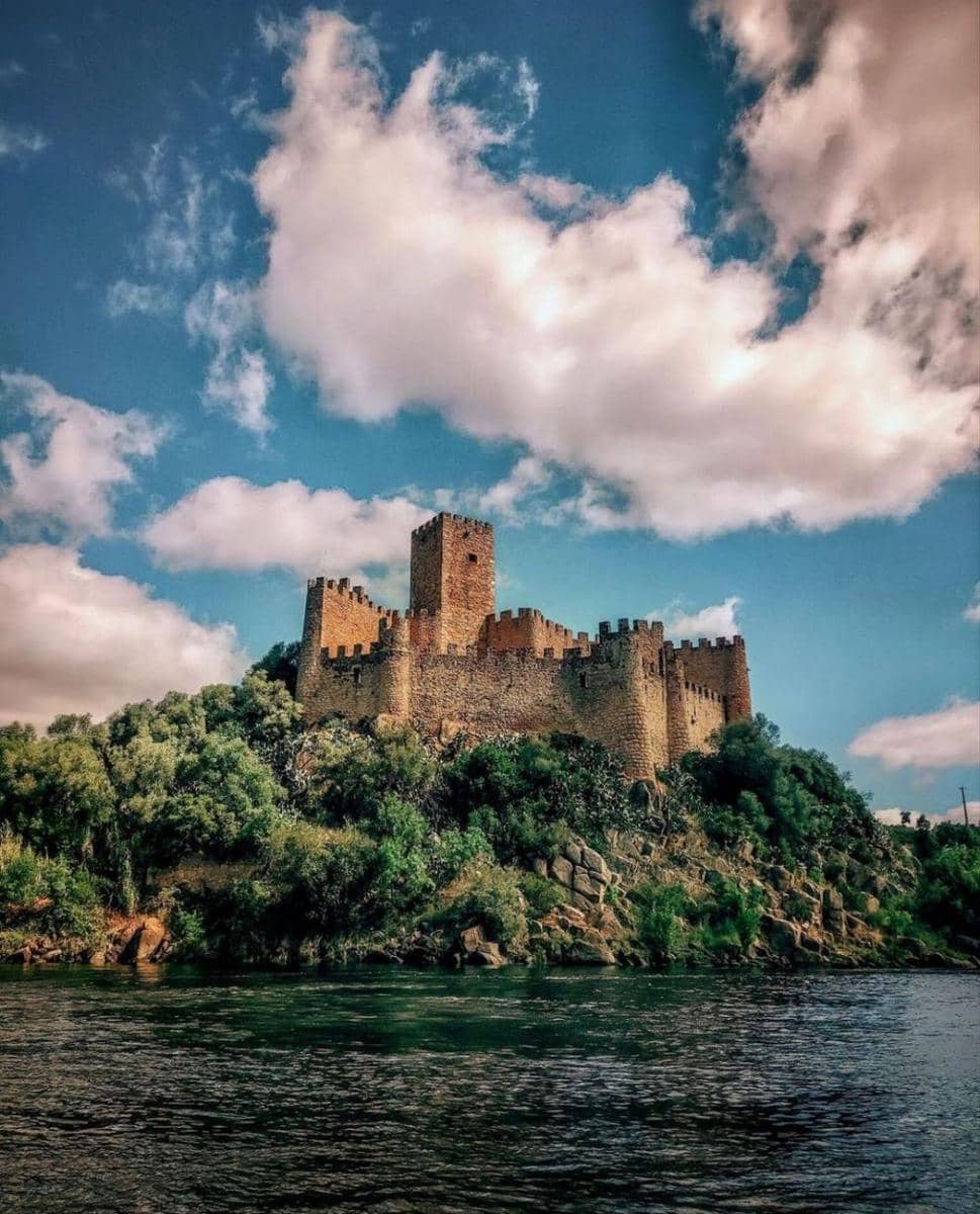 potret Castle of Almourol (instagram.com/photogaleria_portugal)