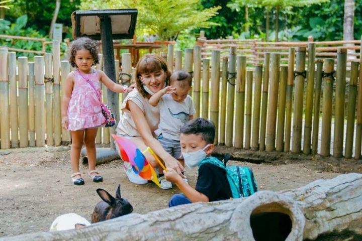 Menetap di Bali, 10 Potret Ceria Dahlia Poland Jadi Ibu 3 Anak