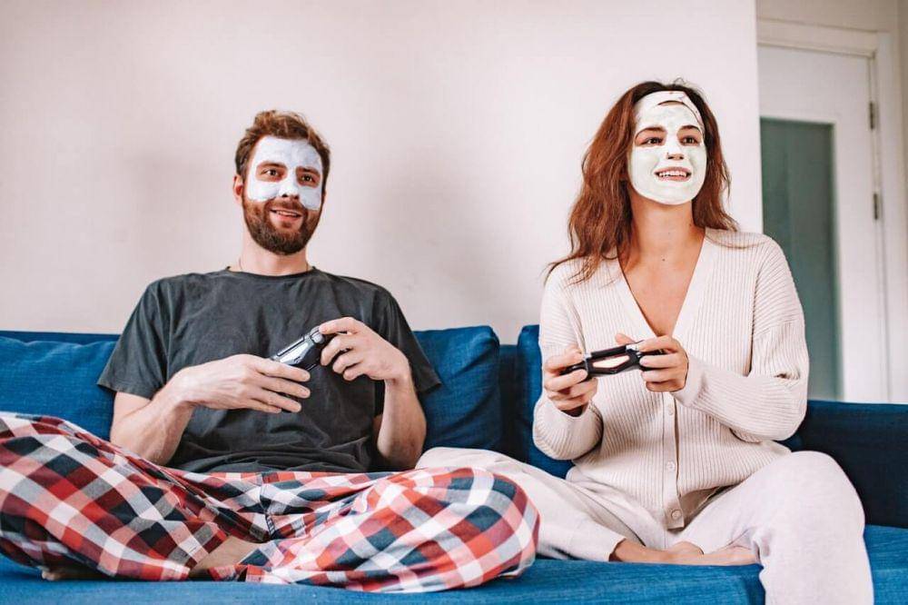 ilustrasi pasangan maskeran (pexels.com/ROMAN ODINTSOV)