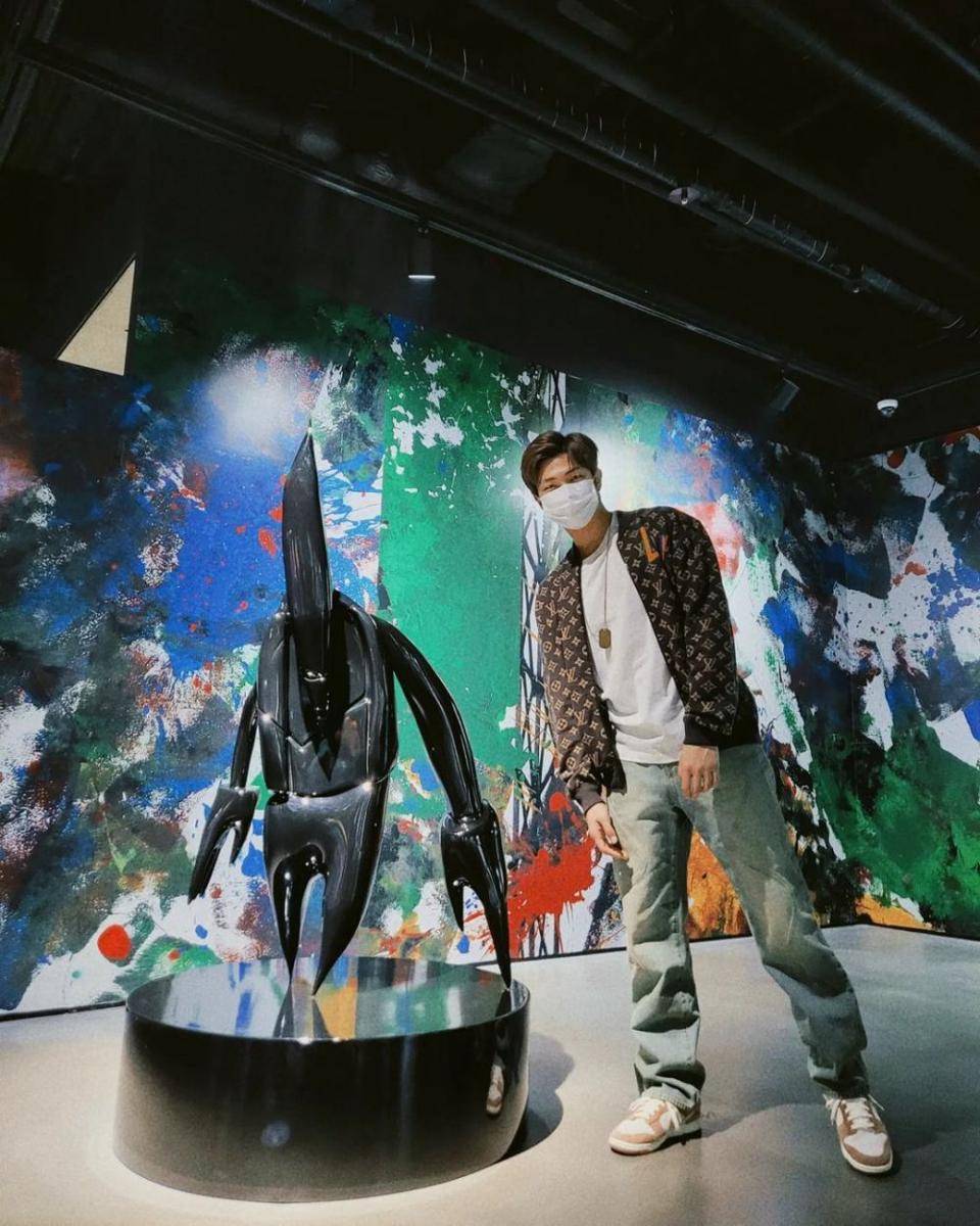 referensi outift street style ala RM BTS (Instagram.com/rkive)