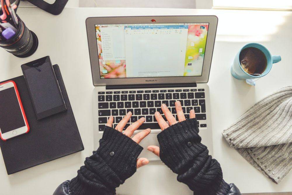Millennial sedang menulis di laptop (Unsplash/Romain V)
