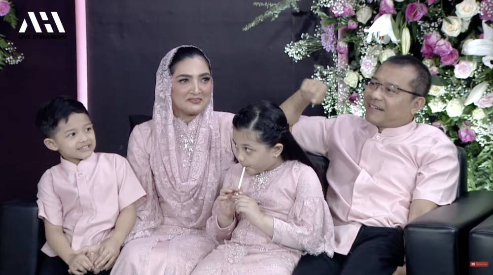 Potret keluarga Aurel dan Atta di Akikah Ameena (YouTube.com/AH)
