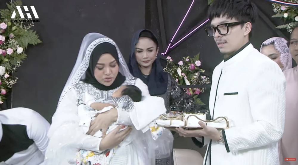 momen akikah Ameena, putri Aurel dan Atta (YouTube.com/AH)