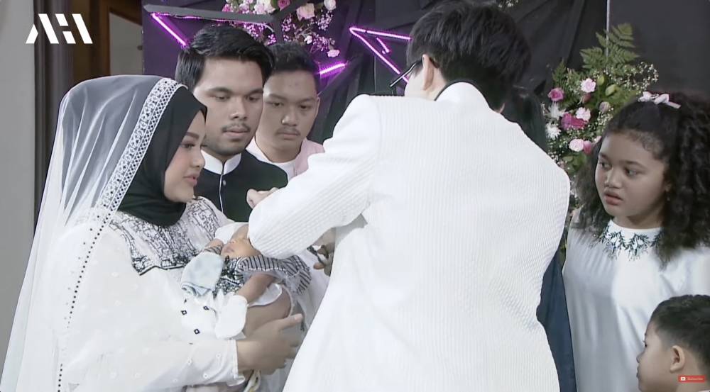 momen akikah Ameena, putri Aurel dan Atta (YouTube.com/AH)