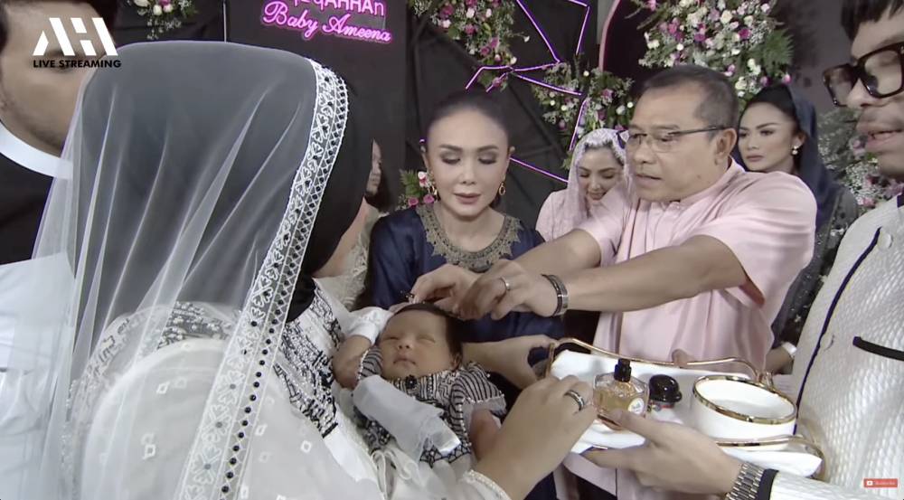 momen akikah Ameena, putri Aurel dan Atta (YouTube.com/AH)