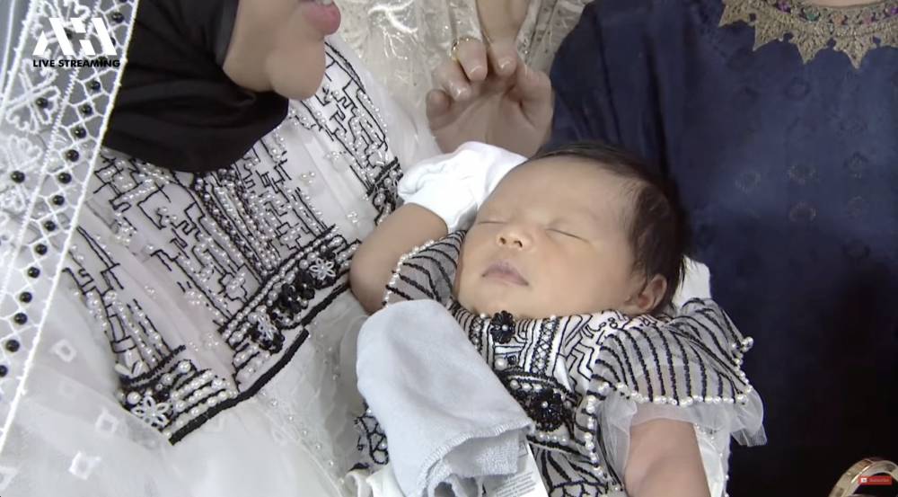 momen akikah Ameena, putri Aurel dan Atta (YouTube.com/AH)