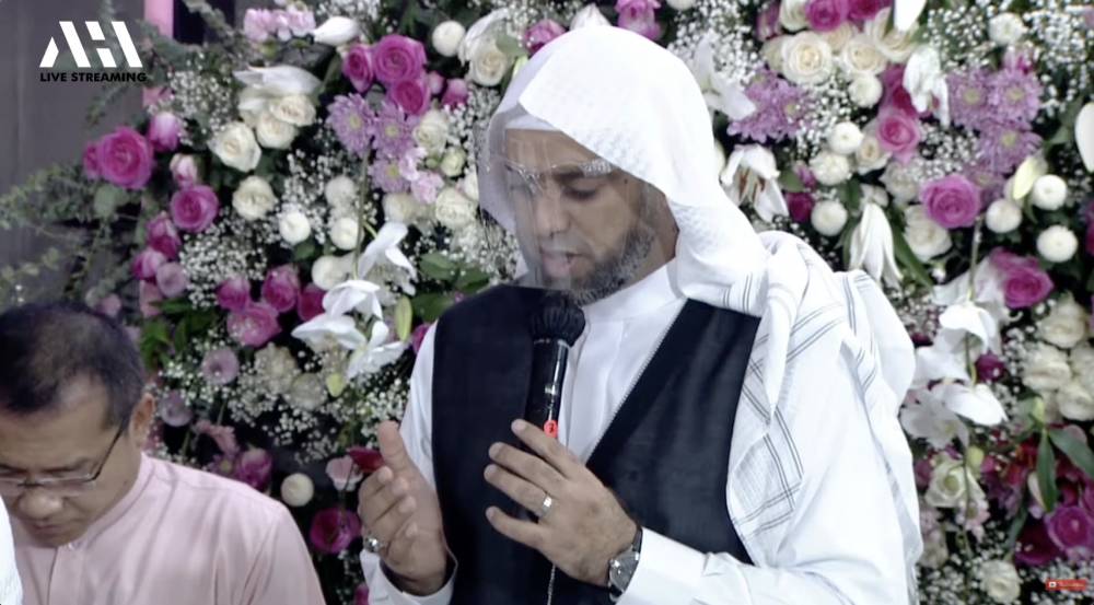 momen akikah Ameena, putri Aurel dan Atta (YouTube.com/AH)