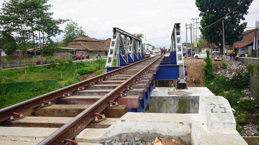 Jalur kereta api Cibatu-Garut kembali dilintasi KA setelah 40 tahun mati. (dok Kemenhub)