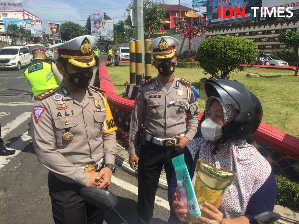 Ditlantas Polda Lampung menggelar sayembara berhadiah di tengah pelaksanaan Operasi Keselamatan Krakatau atau tepatnya selama 1 - 14 Maret 2022. (IDN Times/Tama Yudha Wiguna)