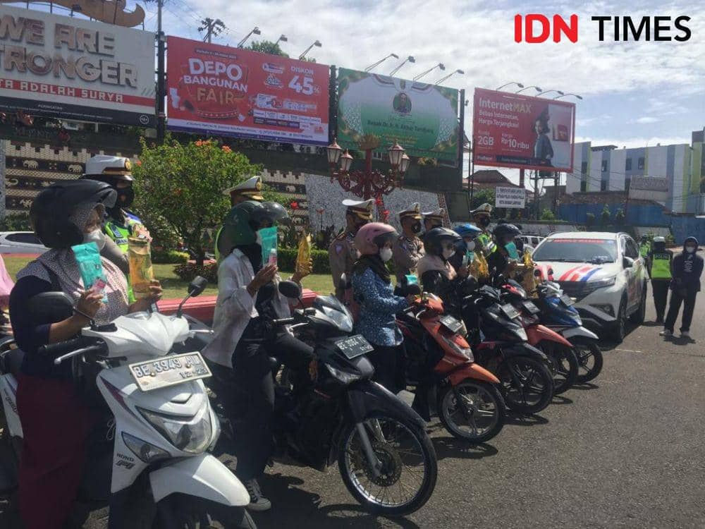 Ditlantas Polda Lampung menggelar sayembara berhadiah di tengah pelaksanaan Operasi Keselamatan Krakatau atau tepatnya selama 1 - 14 Maret 2022. (IDN Times/Tama Yudha Wiguna)