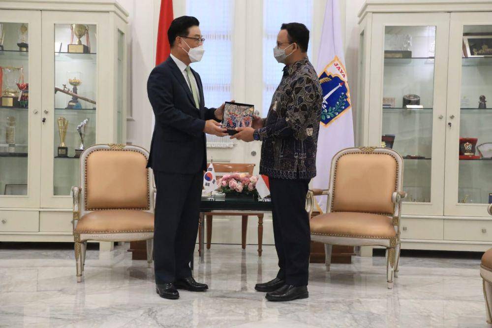 Gubernur DKI Jakarta Anies Baswedan bertemu dengan Duta Besar Korea Selatan, Park Tae-Sung di Balai Kota DKI Jakarta, Jumat (4/3/2022)