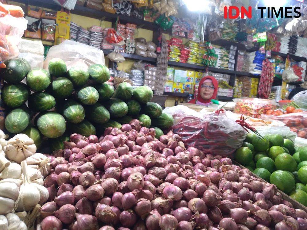 Ilustrasi bahan pokok di Pasar Wonokromo Surabaya. (IDN Times/Khusnul Hasana).
