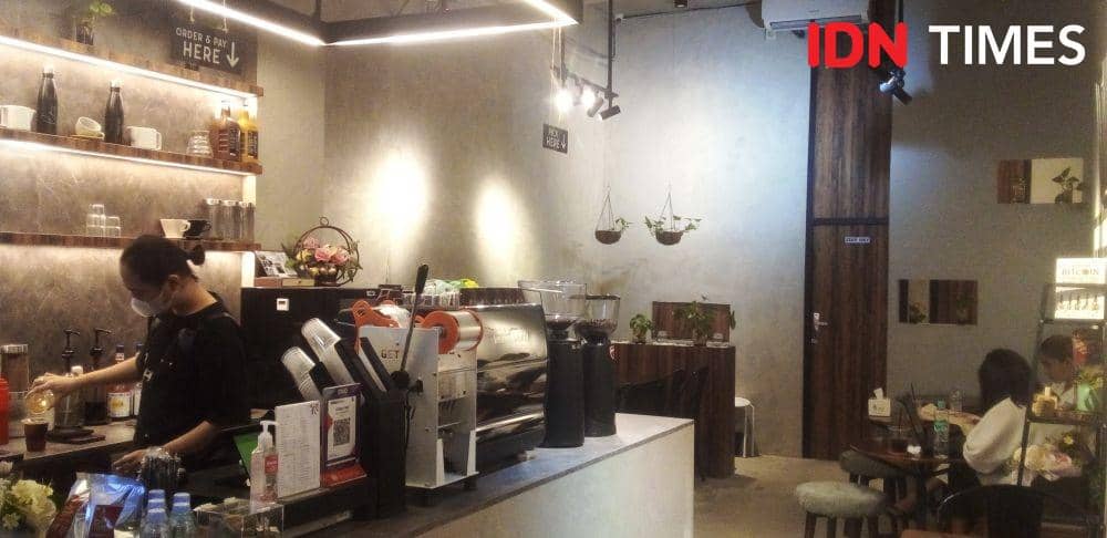 Suasana kafe Literally di Medan (IDN Times/ Indah Permata Sari)
