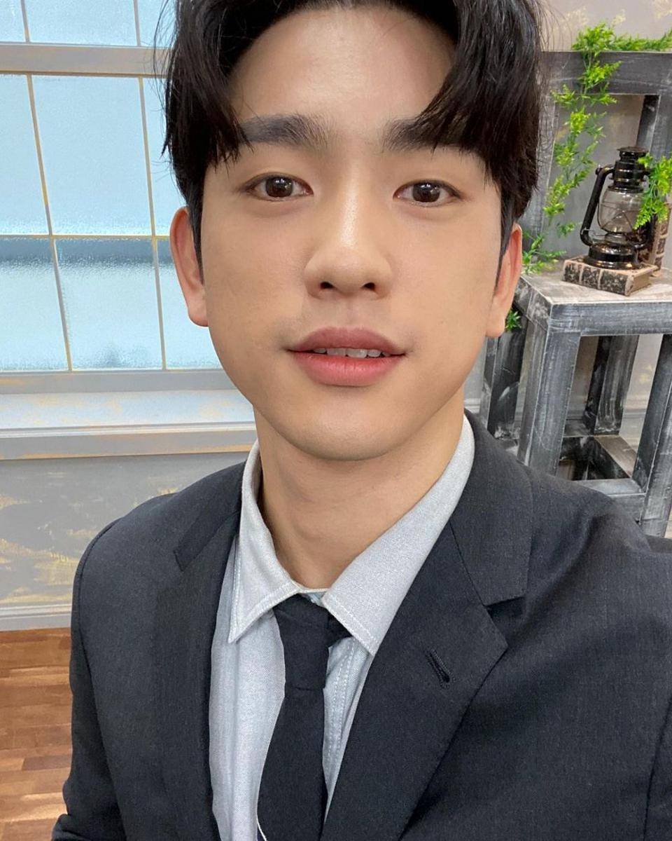 Park Jinyoung (instagram.com/jinyoung_0922jy)