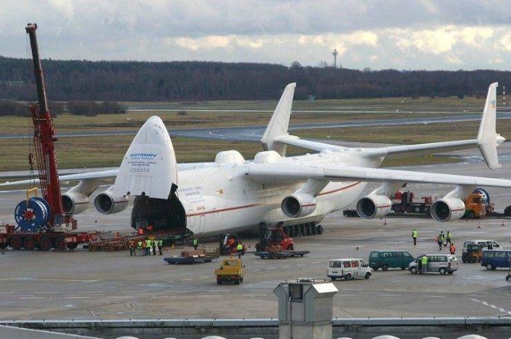 potret An-225 Mriya saat bongkar muat (iliketowastemytime.com)