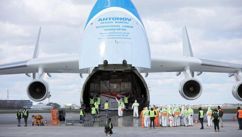 Antonov An-225 Mriya saat membantu membawa cargo bantuan medis (www.pap.pl)