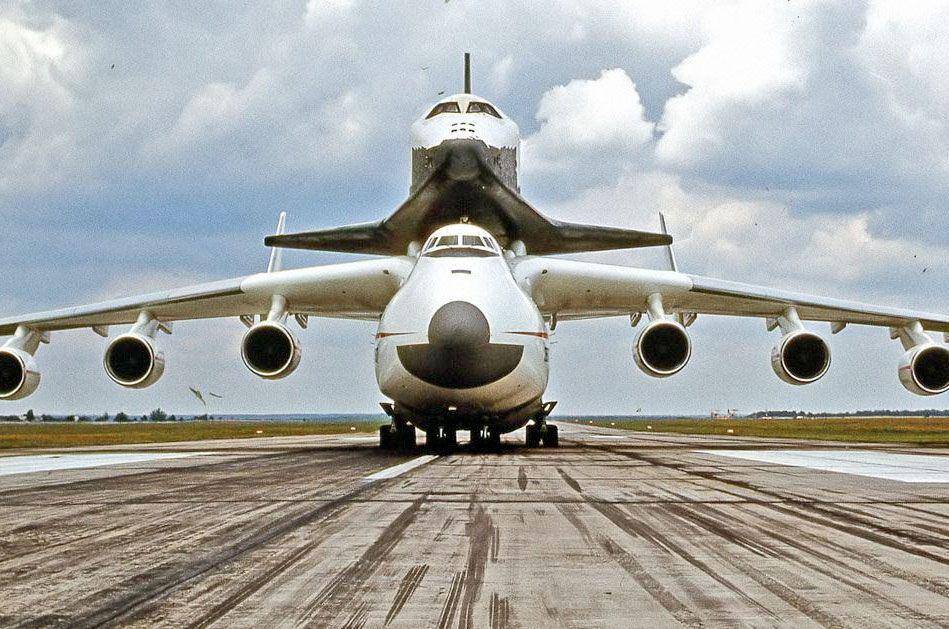 Antonov An-225 membawa wahana antariksa Buran (space.com)